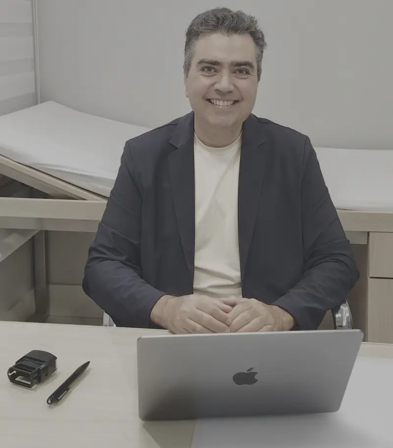 Dr. Ruston Louback no consultório
