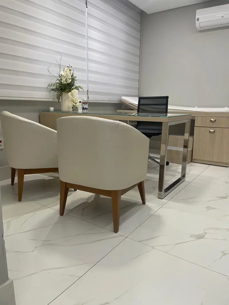 Sala de consulta com mesa e poltronas